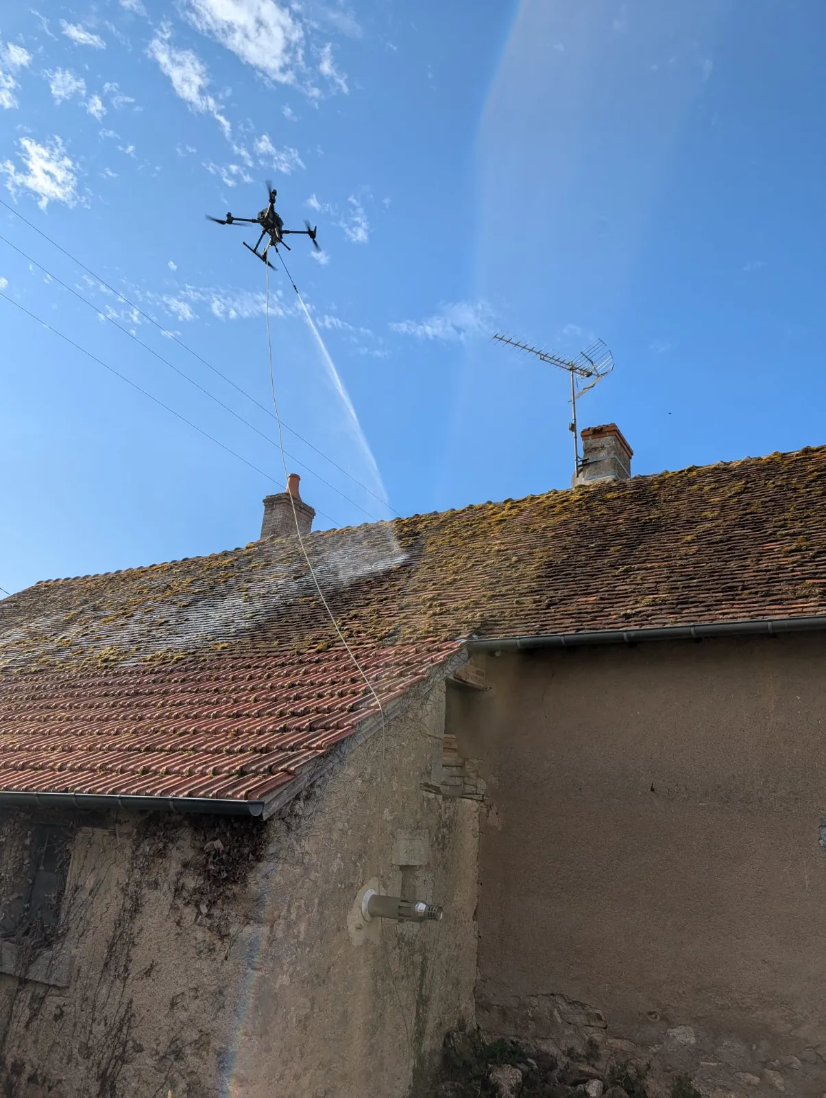Démoussage de toiture par drone en Creuse
