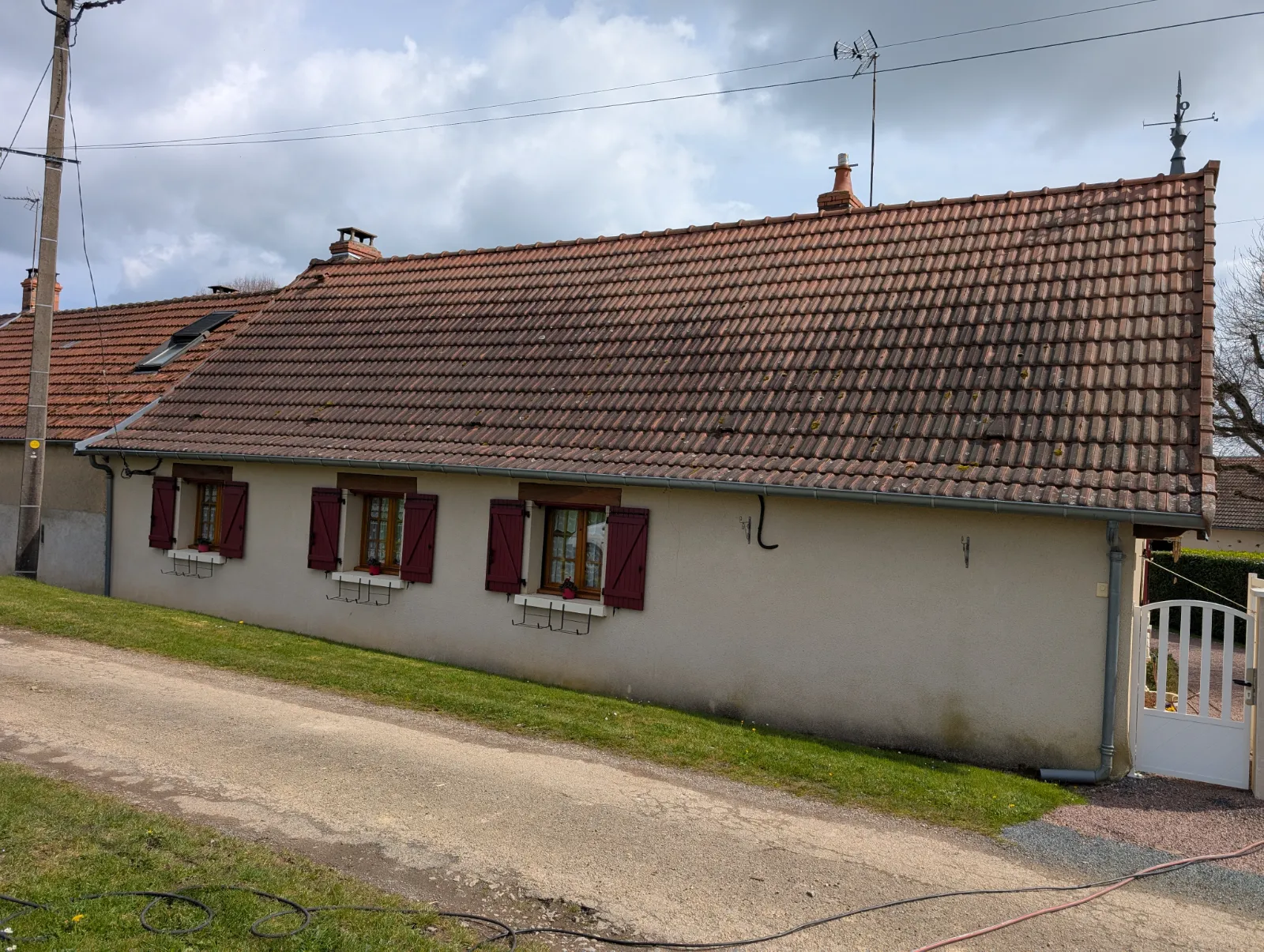 Toiture avant démoussage en Creuse