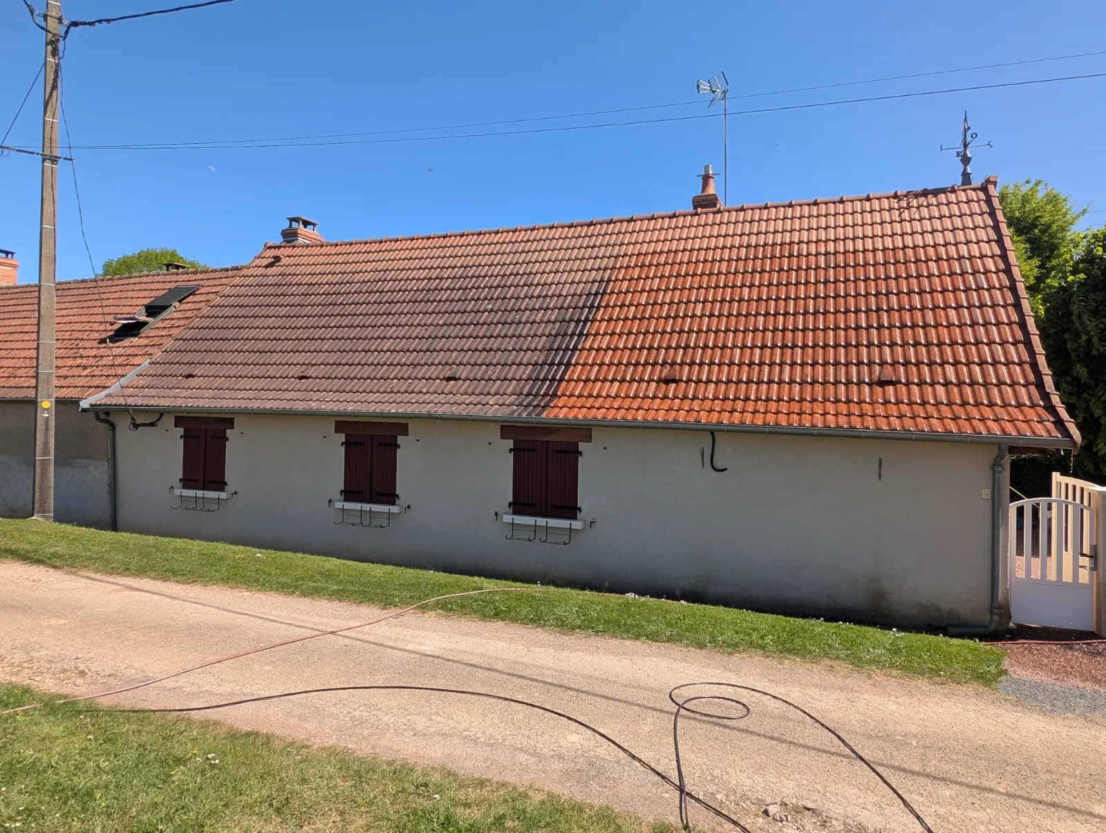 Toiture pendant démoussage en Creuse